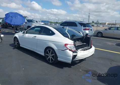 2015 Mercedes-Benz C 250 из США, поврежденный, VIN WDDGJ4HB4FG410766